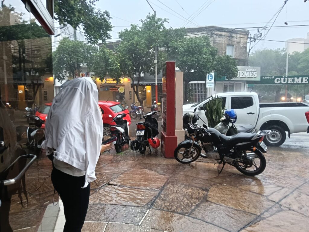 Alerta amarilla por tormentas en el interior del Chaco: recomiendan tomar precauciones ante riesgos eléctricos