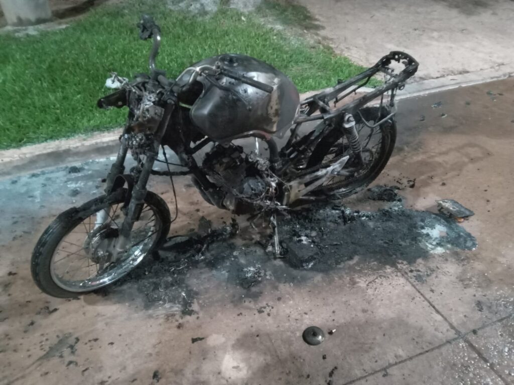 Incendio intencional de una moto en General San Martín