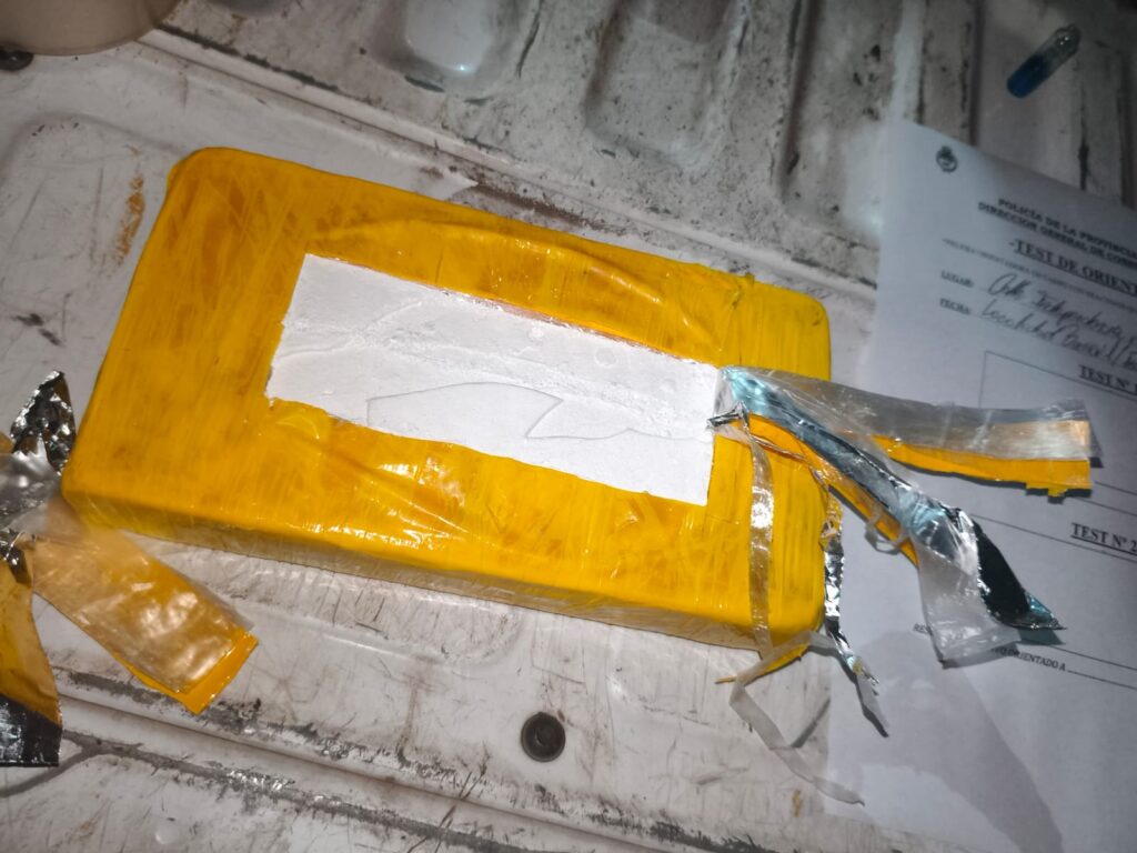 Golpe al narcotráfico en Basail: secuestran casi un kilo y medio de cocaína y detienen a dos santafesinos