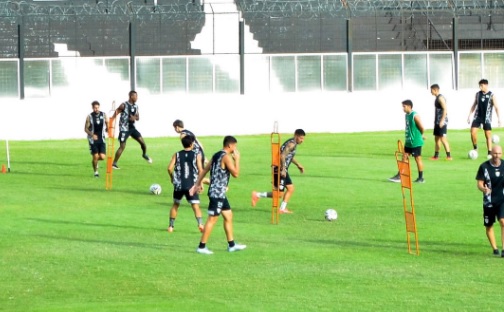 En busca de la victoria y con debut de entrenador, For Ever juega en casa