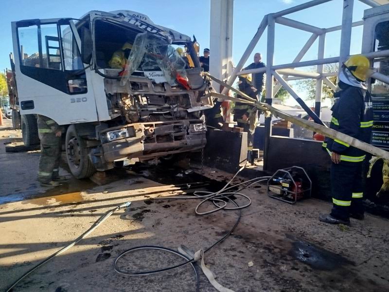 Un camión sin frenos provocó terrible choque
