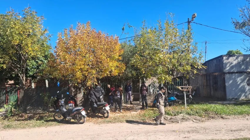 Hallaron a una mujer calcinada en el patio de su vivienda e investigan las causas