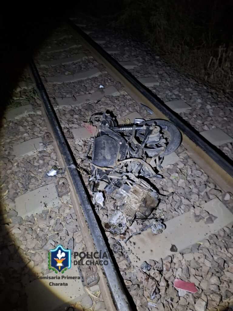 Charata: motociclista chocó contra un tren y se salvó de milagro