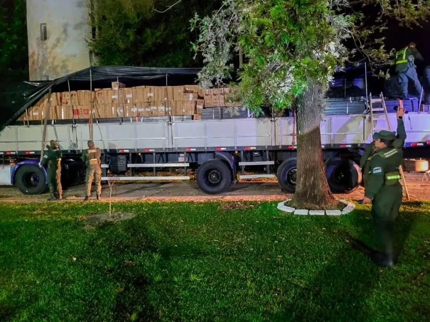 Interceptaron un cargamento de cigarrillos ilegales oculto en una carga de perfiles metálicos