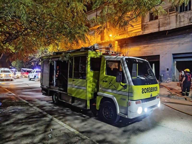 Pánico por incendio en complejo habitacional