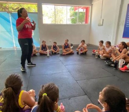 Villa fortalece las formativas con talleres de psicología en el deporte