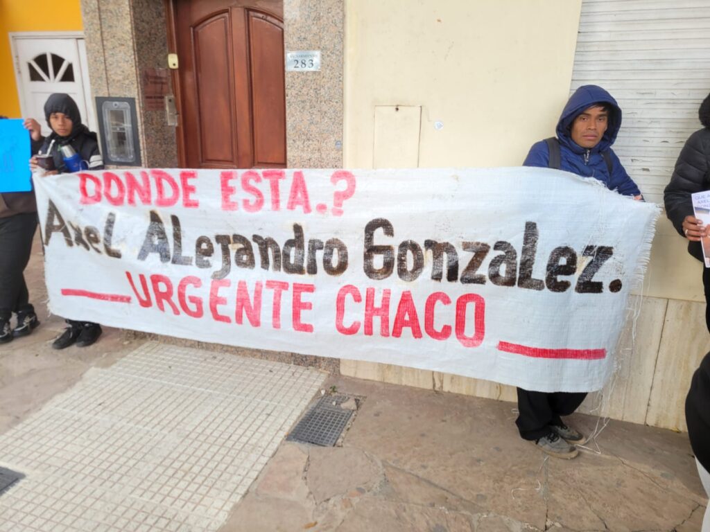 Familiares y amigos de Axel González reclamaron avances en la búsqueda mientras este jueves continuará el operativo en Fontana