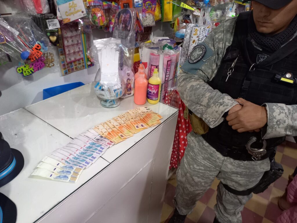 Sáenz Peña: pidió comida en un local y aprovechó para llevarse la caja registradora