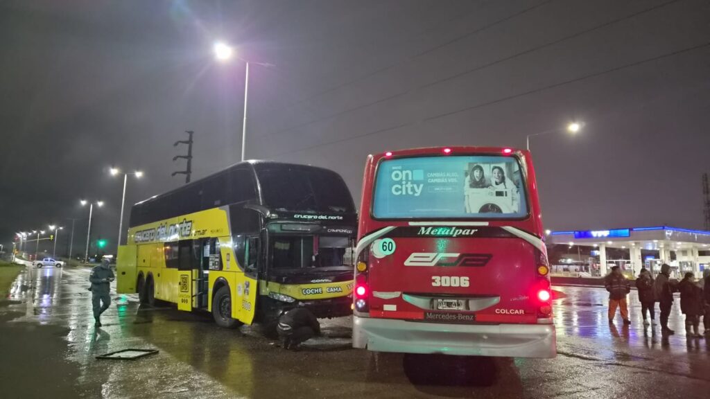 Ruta 11 y Alvear: choque entre dos colectivos