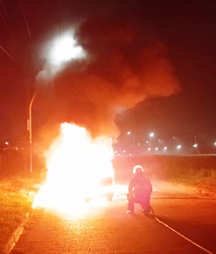 Incendio de un automóvil sobre Ruta 16: no hubo heridos y Bomberos lograron controlar las llamas