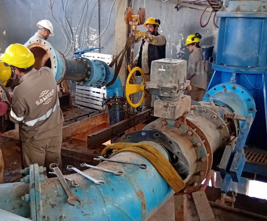 En Resistencia se instaló un nuevo equipo de bombeo para incrementar la producción de agua potable