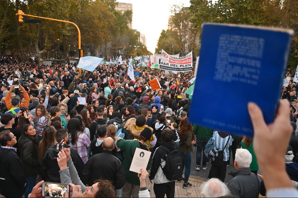 Milei oficializó una quita de $78.000 millones sobre distintos programas de la Secretaría de Educación a horas de la marcha