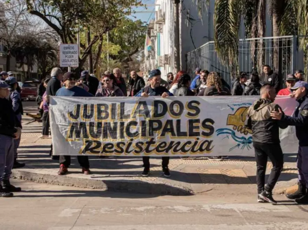 Masín respaldó el pedido de trabajadores municipales y cuestionó las prioridades Nikisch