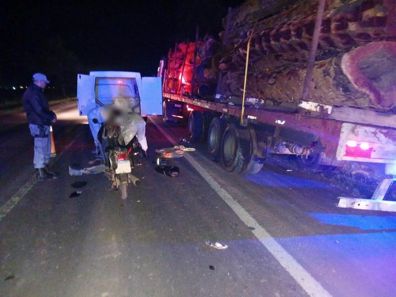 Falleció al colisionar un camión estacionado