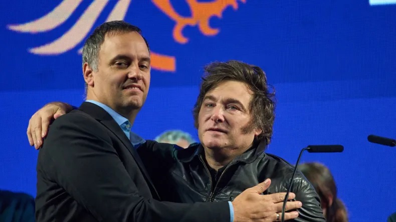 Javier Milei lleva a Adorni a Rosario y envía un nuevo gesto interno: «No se va»