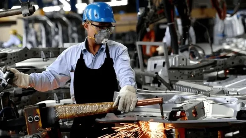 El empleo formal volvió a caer y el salario mínimo ya perdió casi el 40% desde el 2023