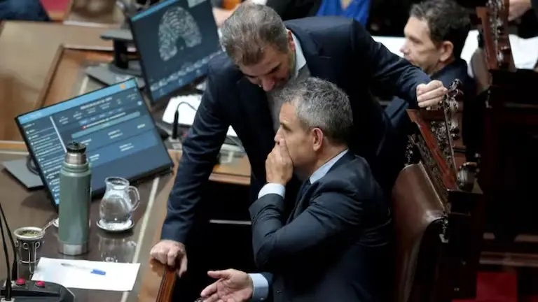 La estrategia del Gobierno para demorar la jugada de la oposición contra Manuel Adorni