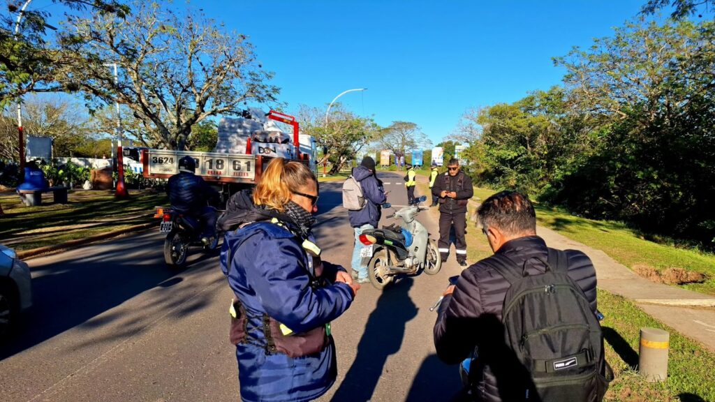 Control vehicular en la avenida Sarmiento: secuestraron autos y motos con pedido de captura