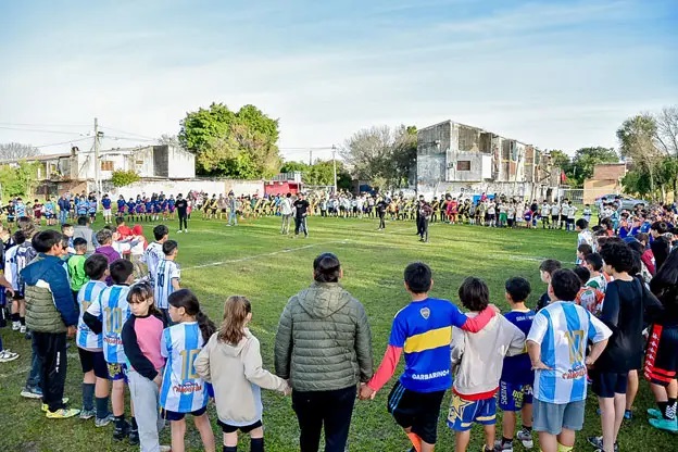 Con más de 200 chicos en cancha, se puso en marcha el programa deportivo y social
