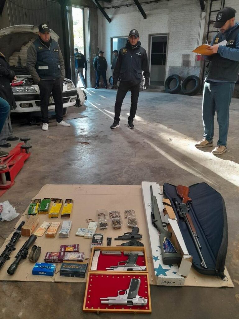 Investigaban un robo y hallaron un arsenal
