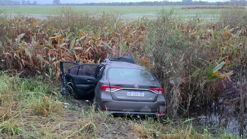 Llevaban millones de pesos y sufrieron grave accidente