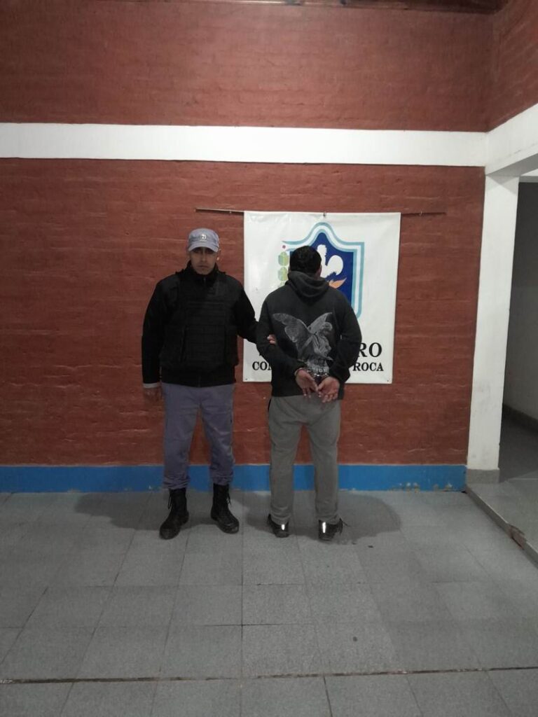 Mató a dos muchachos mientras tomaban algo