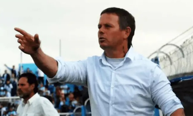 Luego de la nueva caída, Pedro Llorens dejó de ser el DT de For Ever