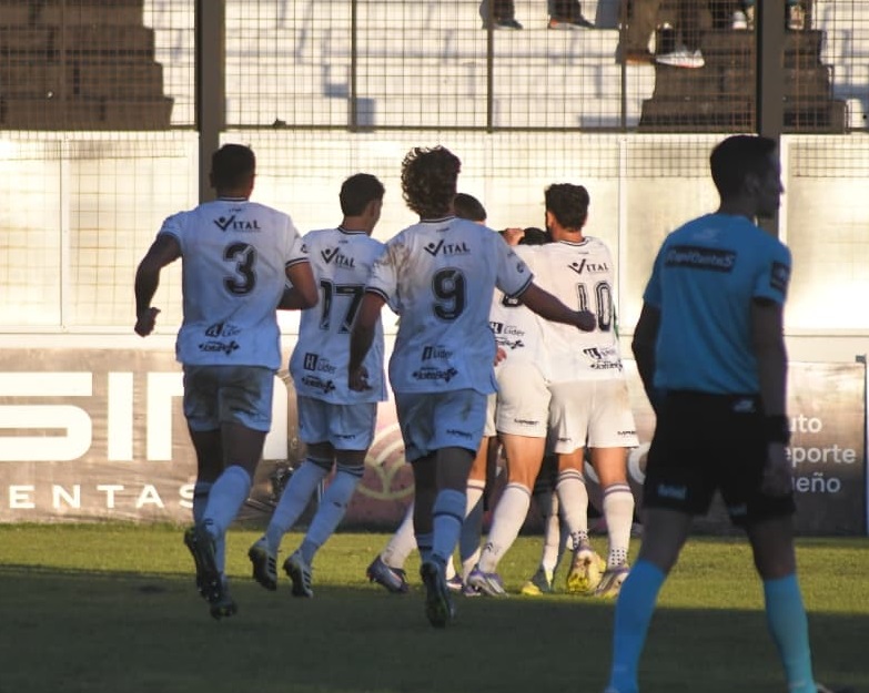 El Club Chaco For Ever volvió al triunfo, respira y espera por Cravero