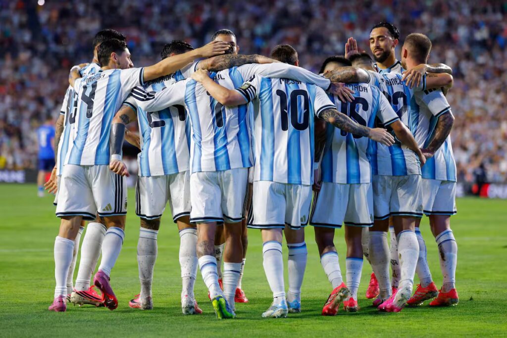La FIFA confirmó al árbitro del debut argentino en el Mundial 2026