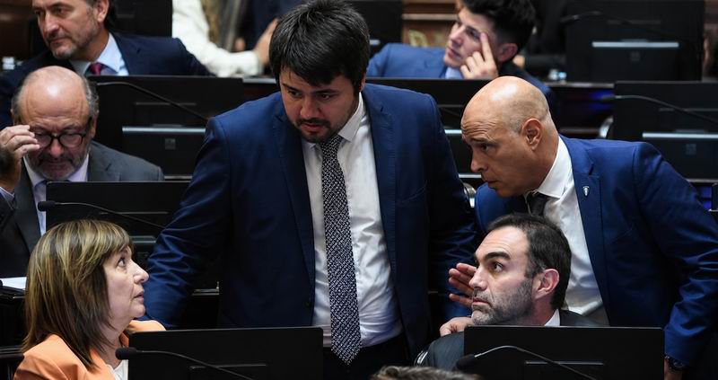 Godoy defendió la reforma societaria: «No se está dando derechos a la IA»
