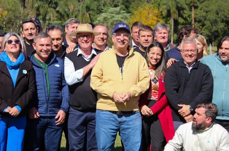 El fin de Rovira: Passalacqua le quitó el partido, y hasta el cartel de ingreso de la ruta