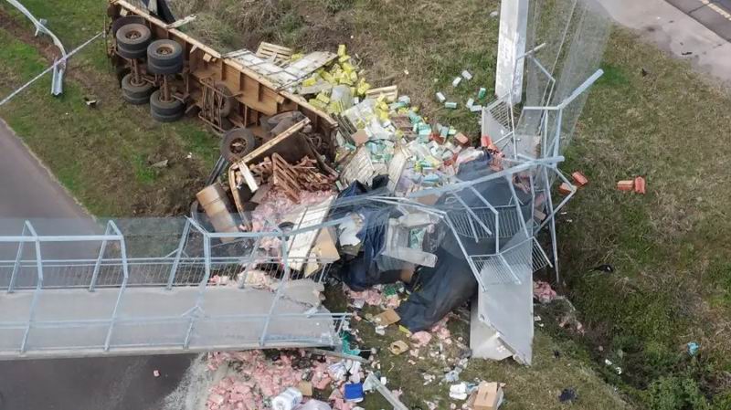 Tragedia en la 16: Choque y derrumbe de un puente peatonal