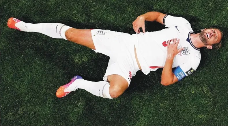 «Destrozados», «Agonía», «Bastonazo de Messi», así tituló la prensa inglesa la eliminación ante Argentina