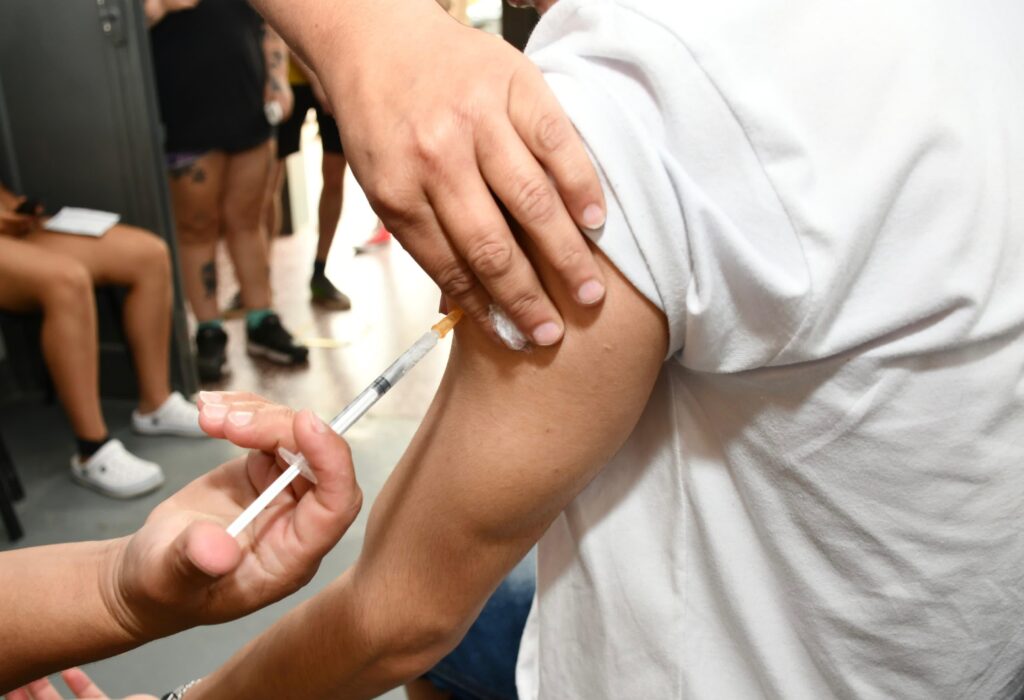 Salud recomienda reforzar la vacunación contra el dengue antes del verano
