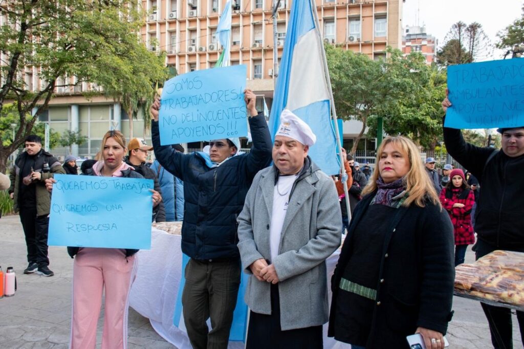 La otra cara de la Bienal: vendedores esperan una respuesta para ser parte del evento cultural