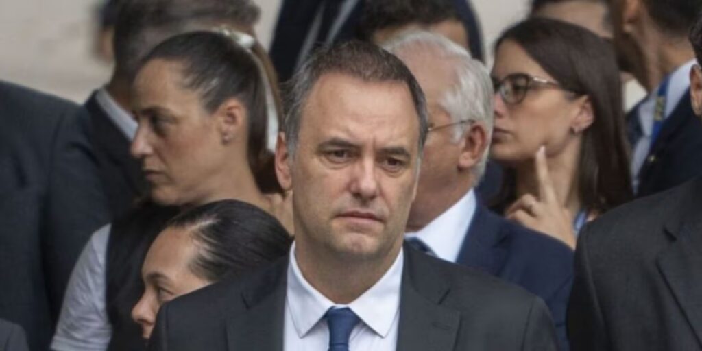 Seguridad para corruptos: Adorni mantendrá su custodia personal durante un año más