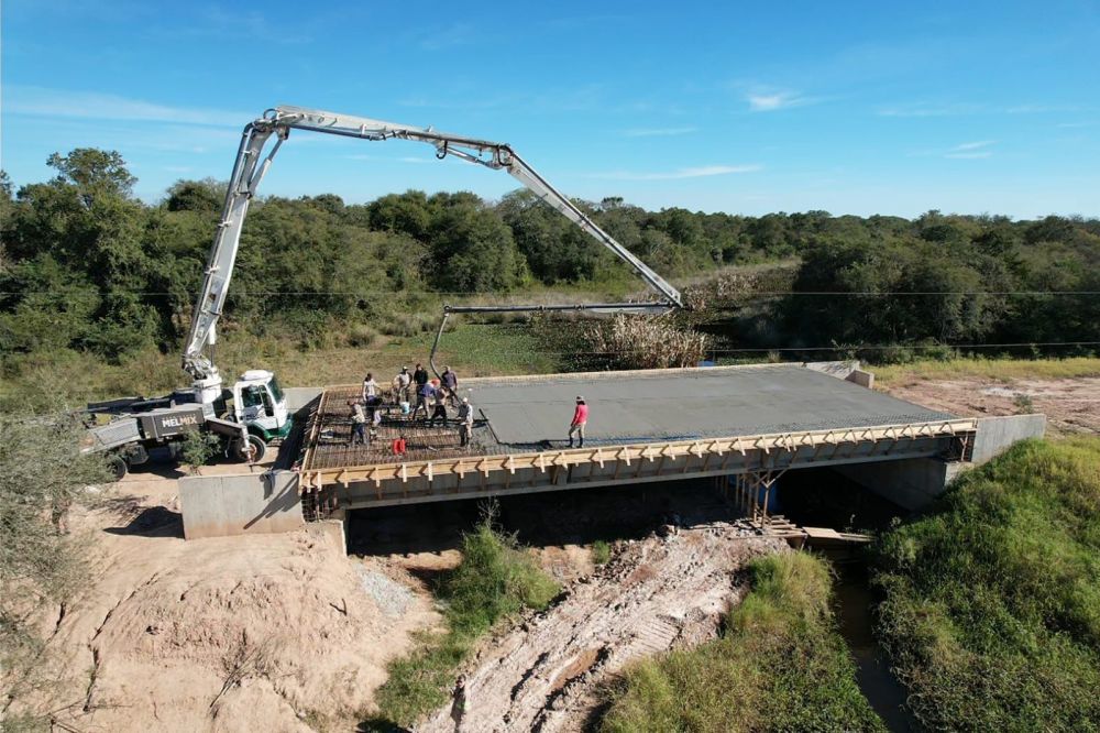 La pavimentación de la Ruta 30 alcanzó el puente y se acerca a Laguna Limpia