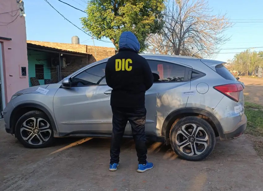 Robo de 7000 dólares frente al Colegio Piacentini: un detenido y una camioneta secuestrada