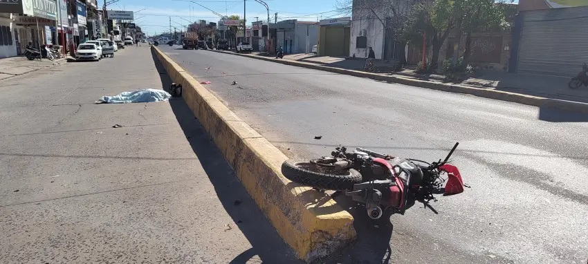 Fatalidad en la avenida Alvear: motociclista perdió la vida tras un choque con una camioneta