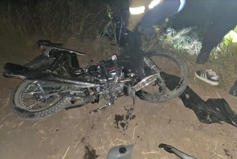 Una familia murió tras un brutal choque entre una camioneta y una moto