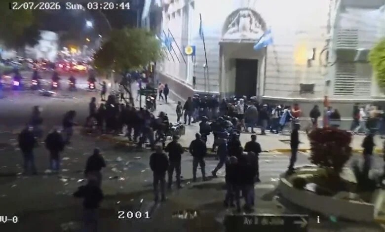 Intendente a las piñas mientras celebraba el triunfo