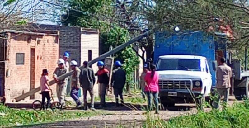 Por poco, un poste no se llevó dos vidas humanas