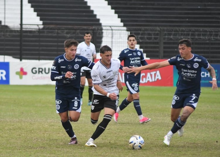 En el debut de Cravero, For Ever mejoró pero empató en casa