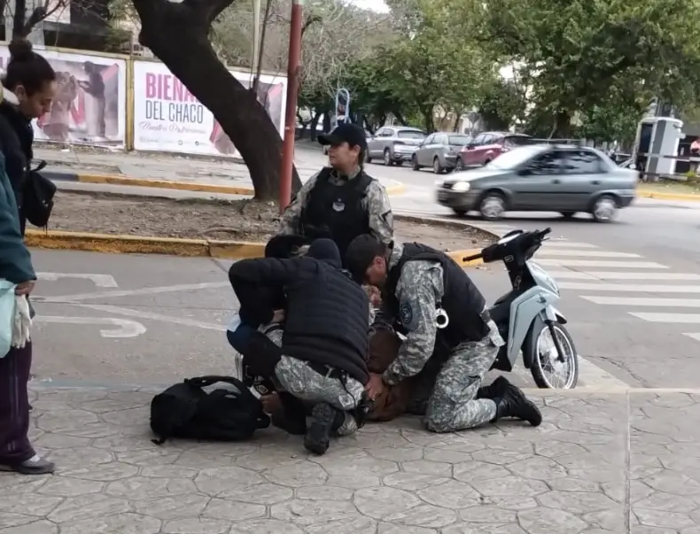 Rápida reacción policial salvó a un hombre que se descompensó en pleno centro de Resistencia