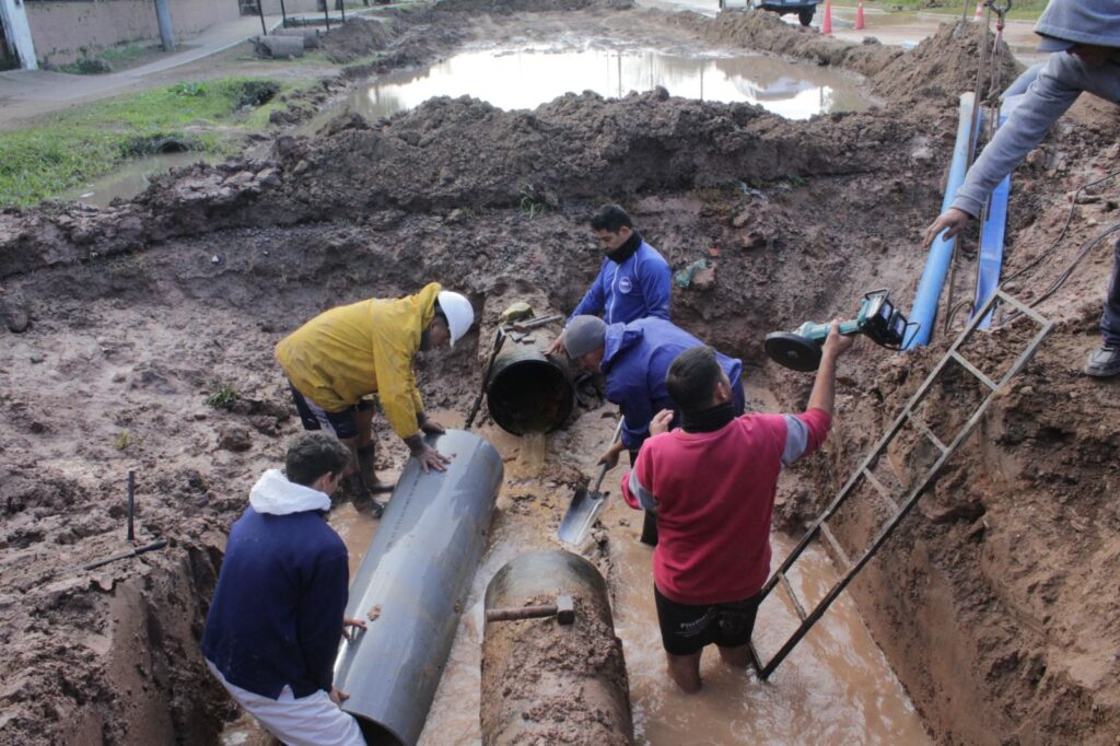 Barranqueras: Sameep reparó cañería en avenida Las Piedras y avanza en la recuperación del servicio
