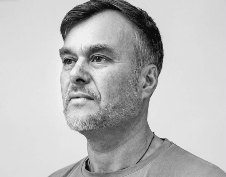 BIENAL2026| Un escultor de Bielorrusia esculpe la mecánica cuántica en piedra