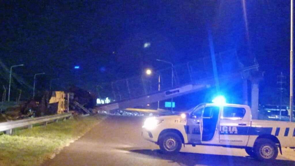 Puerto Tirol: siniestro vial fatal provocó el derrumbe de un puente tras el impacto de un camión