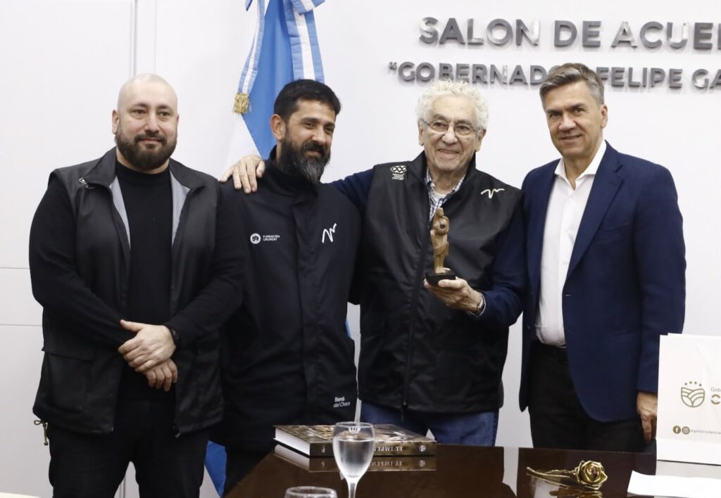 Durante la Bienal 2026, Pallarols donó la “Rosa de la Paz” para restaurar bosques nativos del Chaco