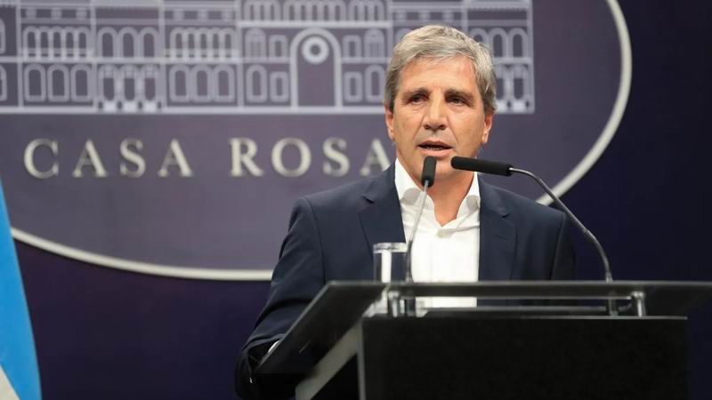 Caputo criticó a las billeteras virtuales: «Son tasas abusivas»