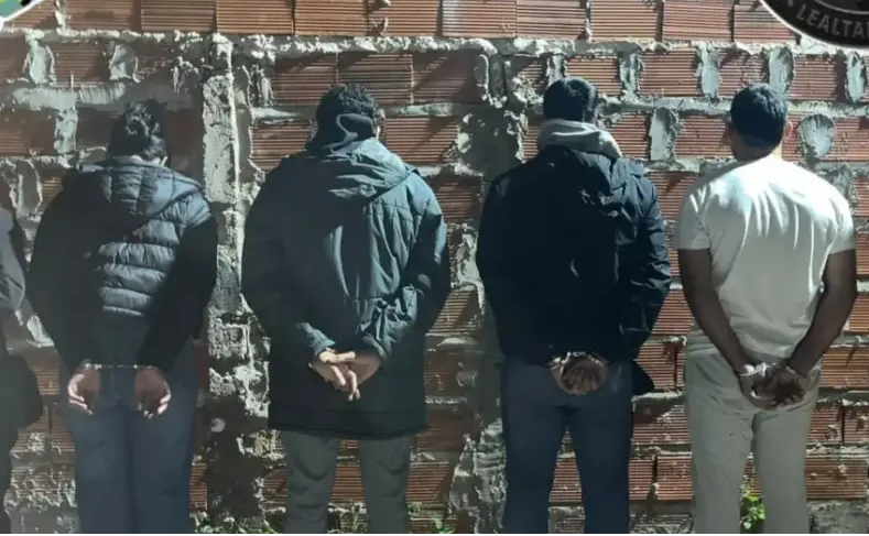 Apuntó a la Policía, intentó refugiarse en una casa y terminó detenido